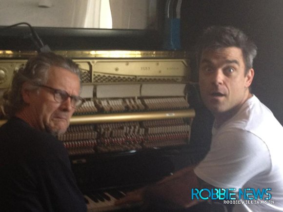 Robbie WilliamsTwitterɹGuy ChambersһͬʱƬ